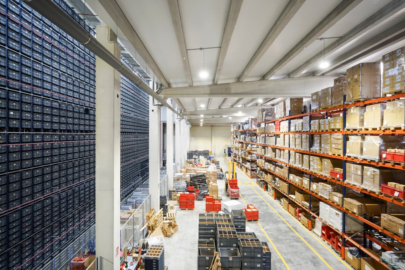 Vue d'ensemble d'un entrepôt de stockage pharmaceutique